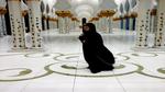 ياسمين عبد العزيز تتألق بحجابها في المسجد