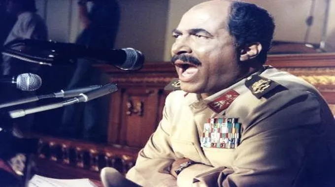 كيف رشح السادات أحمد زكى لتجسيد شخصيته؟.. والسر