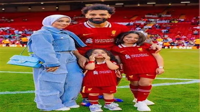 ملاحظة غير متوقعة في صورة محمد صلاح مع أسرته..