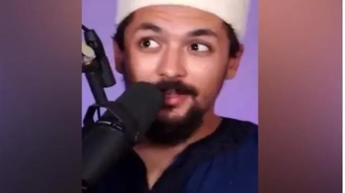 شيخ مغربي يواجه الزلزال بابتسامة رغم فزع الآلاف