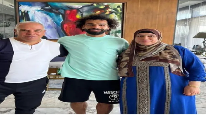 محمد صلاح يفاجئ الجميع بنشر صورة له برفقة والديه.. فمن يشبه؟