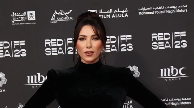 ياسمين عبد العزيز تتألق بإطلالة مميزة
